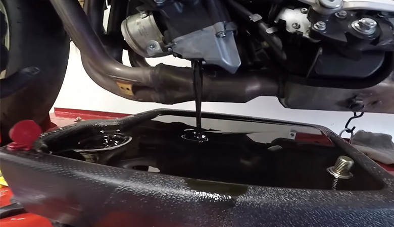 Ölwechsel an einer Yamaha R6 