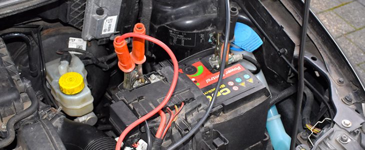 Auto Batterie richtig überbrücken Anleitung