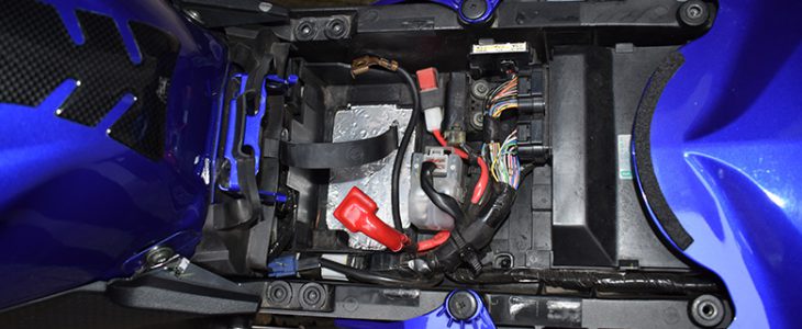 Batterie ausbauen – Yamaha R6 RJ11 RJ15