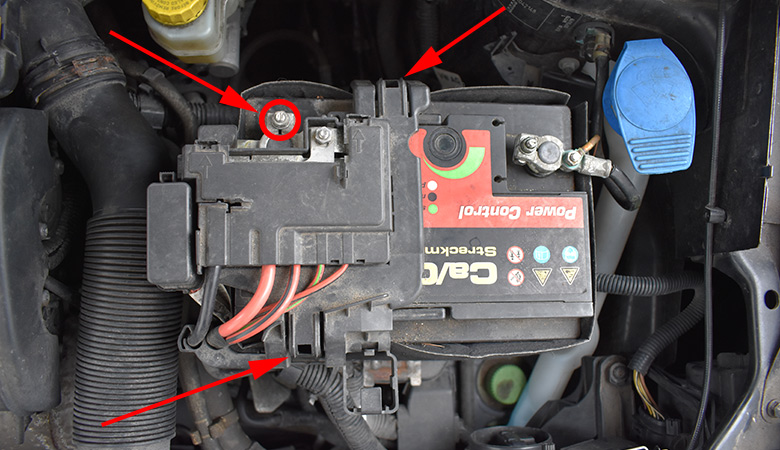 Skoda Fabia II 5J Batterie Pluspol und Halteschellen