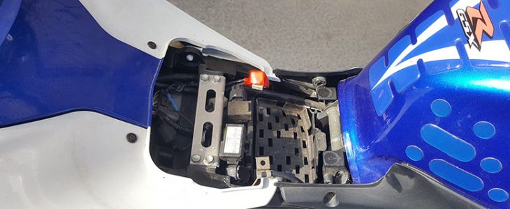 Batterie ausbauen – Suzuki GSX-R 600 K6 K7 K8 K9 L0