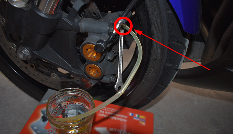 Yamaha R6 06-07 RJ11 RJ15 Bremsfluessigkeit Entlueftungsschraube lockern Bremssattel vorne