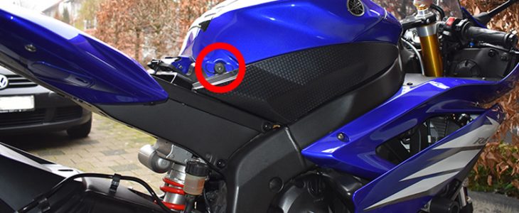 Tankverkleidung abbauen / demontieren – Yamaha R6 RJ11