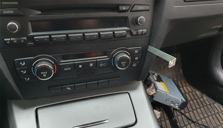 Radio ausbauen / wechseln BMW 3er E90